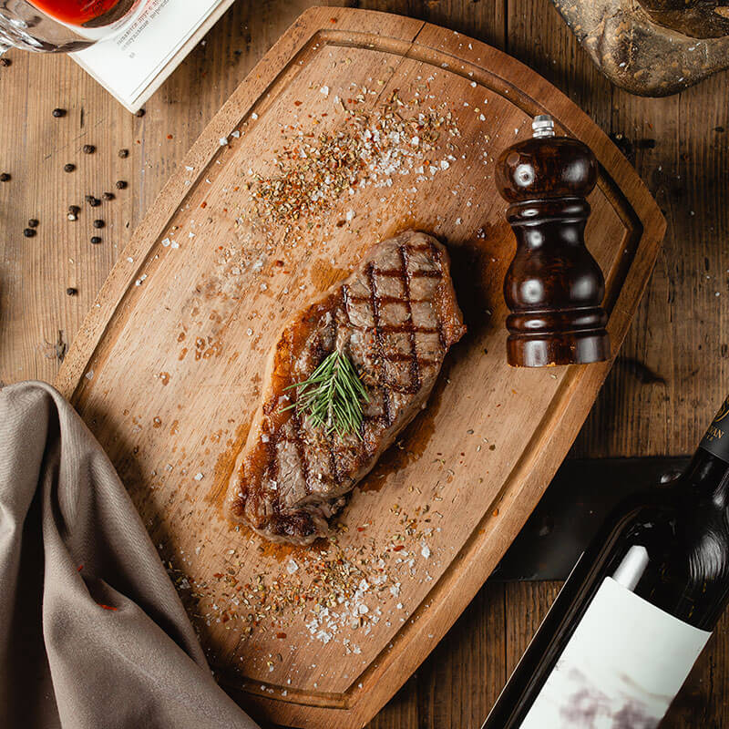 аппетитный стейк стриплойн